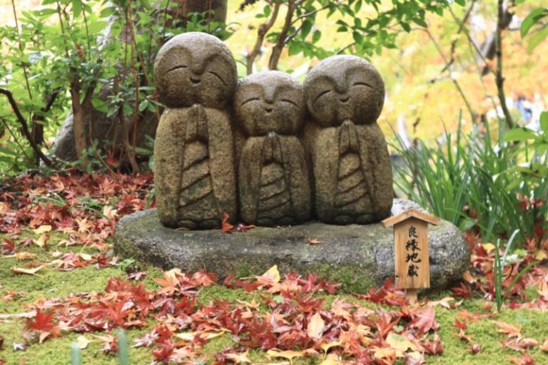神奈川お散歩スポット 紅葉に御朱印にお守りに良縁地蔵も 見どころいっぱいの長谷寺をお散歩してみました